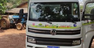 Produtores familiares usam caminhão entregue pelo Governo de MT para transportar alimentos até escolas