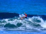 Surfista de 11 anos sobe ao pódio 90 vezes e bate recorde