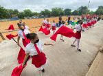Crianças sem deficiência jogam tênis sentados e correm com olhos vendados em Festival Paralímpico em Canarana