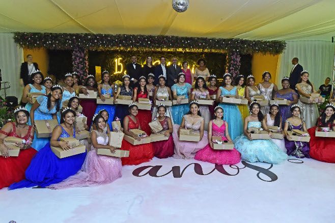 Primeira-dama de MT parabeniza 37 adolescentes que ganharam baile de 15 anos em Nossa Senhora do Livramento