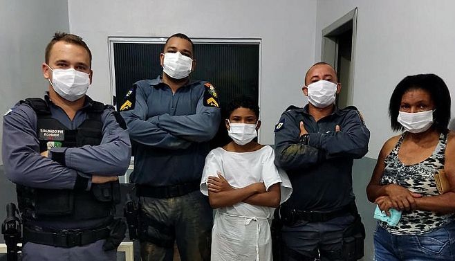 Adolescente é salvo por policiais após ser arrastado por correnteza e ficar preso em bueiro em Vila Rica