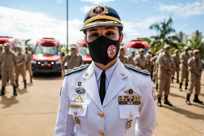 Entrega de nova frota aos bombeiros militares de MT é marcada pela promoção da 1ª mulher à patente de coronel