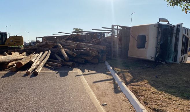 Carreta carregada com toras tomba na BR-163 em Sinop; motorista fica ferido