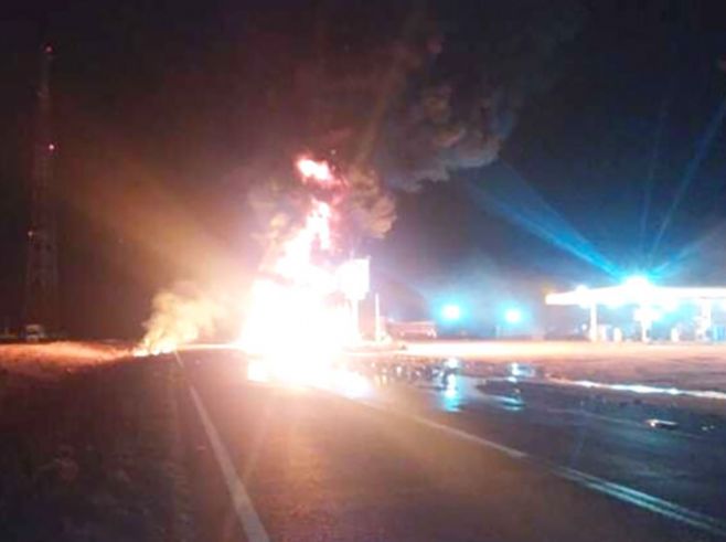 Carretas pegam fogo após colisão em rodovia em Mato Grosso; motorista fica ferido