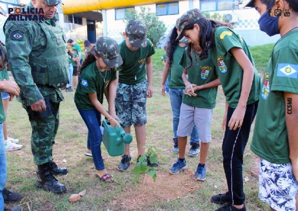 Crianças plantam árvores e iniciam formação no curso de Agente Ambiental Mirim da PM