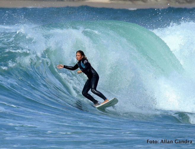 Mais jovem surfista feminina do país já venceu vários campeonatos