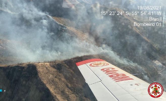 Corpo de Bombeiros utiliza três aeronaves para controlar incêndio em Chapada dos Guimarães