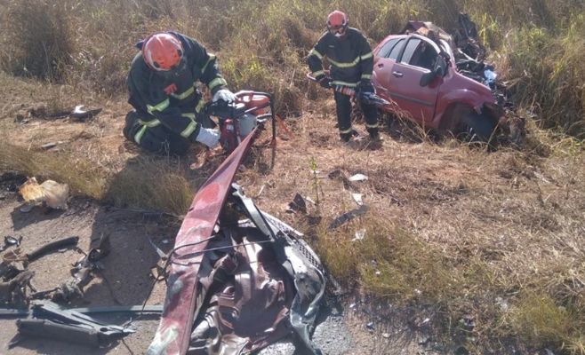 Jovem morre em grave acidente envolvendo carro e carreta em rodovia de Mato Grosso