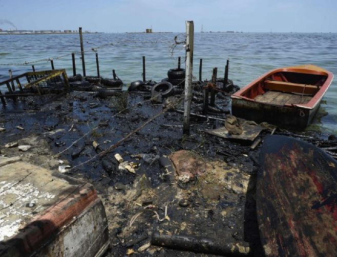 Lago de Maracaibo, na Venezuela, sofre com vazamento de petróleo