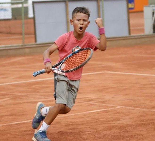 Cuiabaninho de 8 anos conquista dois títulos brasileiros de tênis