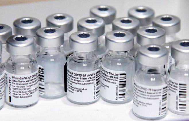 Mais 2,1 milhões de doses da vacina da Pfizer chegam em Viracopos