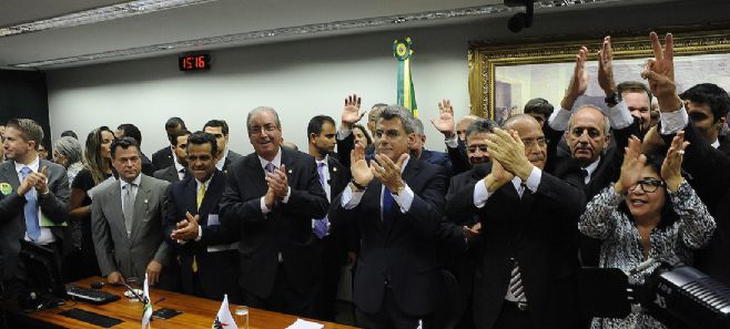 FORA DA BASE - Por aclamação, PMDB oficializa rompimento com governo Dilma