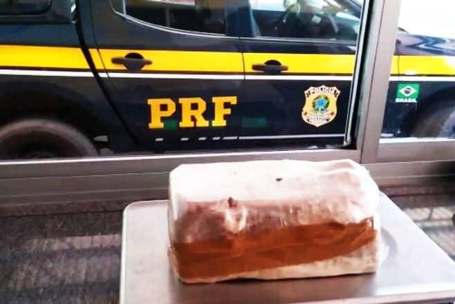 PRF apreende pasta base de cocaína transportada em automóvel na cidade de Cáceres