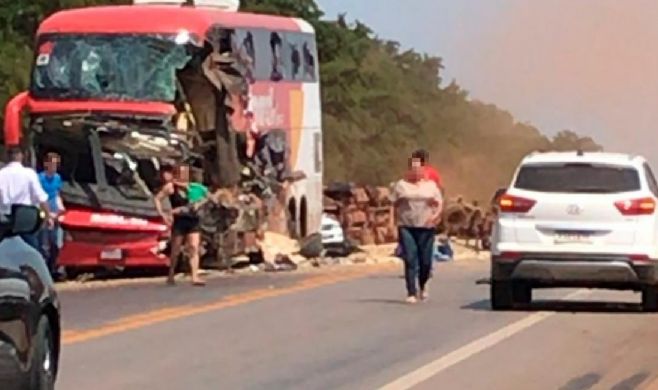Deu em A Gazeta: PRF corrige informações de acidente, confirma 8 mortes e motorista não está entre vítimas fatais