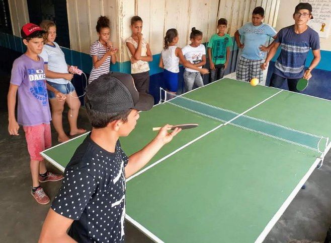 Com a ajuda dos alunos, escola do campo constrói mesas de tênis em Colniza