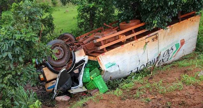 Acidente entre dois caminhões mata motorista na BR-158 em Água Boa