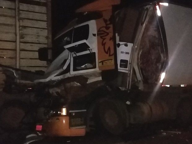 Paranaiguara (GO) - Motorista morre atropelado ao checar problema em caminhão na BR-364