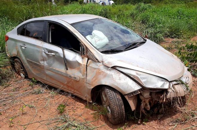 Mulher perde controle de veículo e capota na MT-020, em Canarana