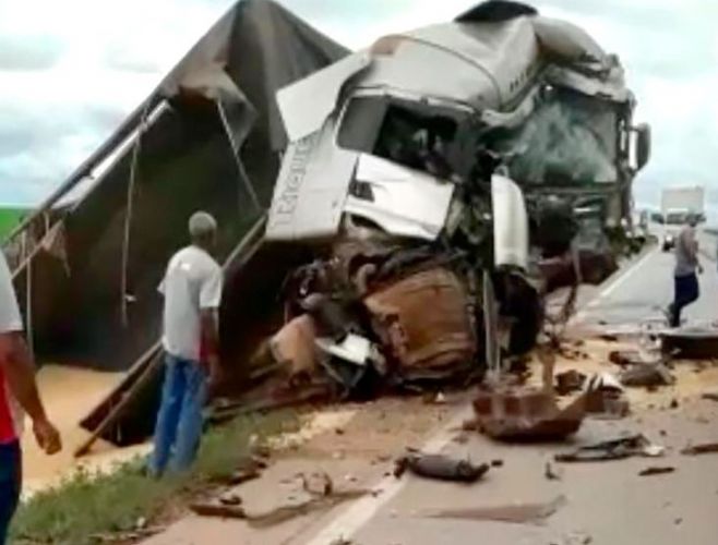 Motorista morre em acidente entre carretas na BR-163 em Nova Mutum