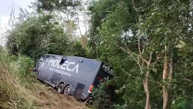 Acidente com ônibus da banda ‘Moleca 100 Vergonha’ deixa um morto na BR-316, no Piauí