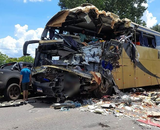 Acidente entre carreta e ônibus na BR-174 em MT faz oito vítimas fatais