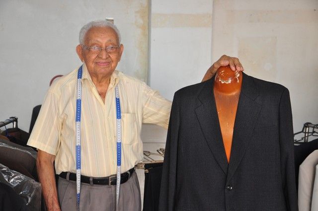 Aos 100 anos, alfaiate mantém ateliê no Centro de Cuiabá há mais de três décadas: 'Não pretendo parar'