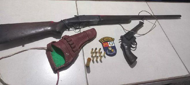 Polícia Militar prende homem com duas armas de fogo em Água Boa