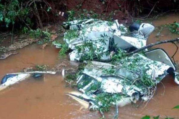 Casal e duas filhas morrem após avião cair dentro de rio na área rural no Paraná