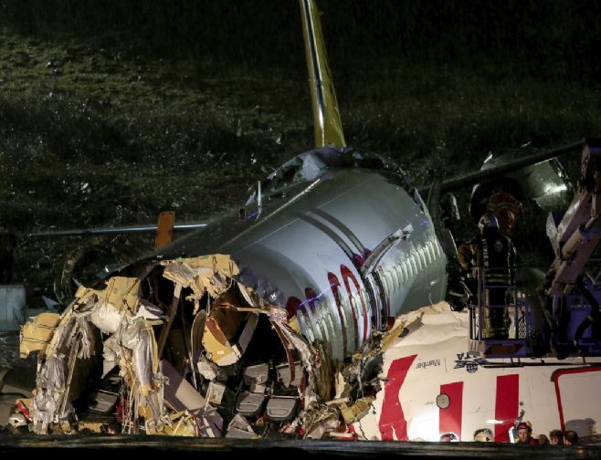 Avião sai da pista e fuselagem se parte em aeroporto na Turquia