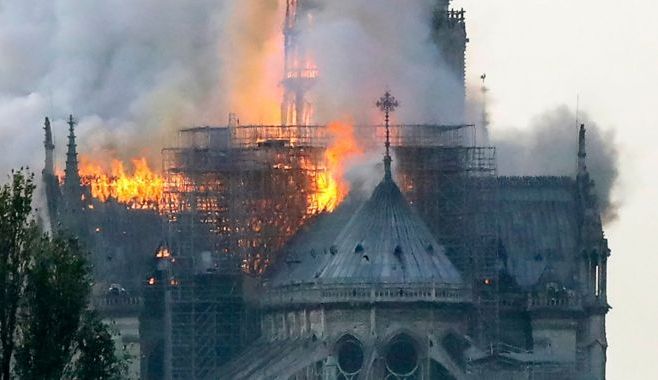 Catedral de Notre-Dame é consumida pelo fogo em Paris