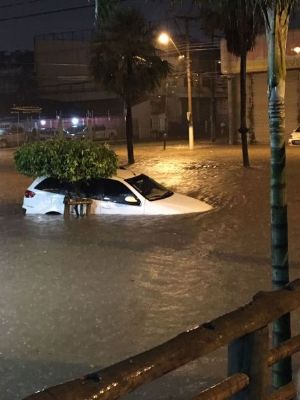 TEMPORAL - Chuva alaga casas e inunda ruas na Grande Cuiabá
