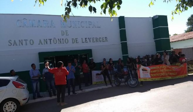 Educadores/as conquistam nova proposta e suspendem greve em Santo Antônio de Leverger