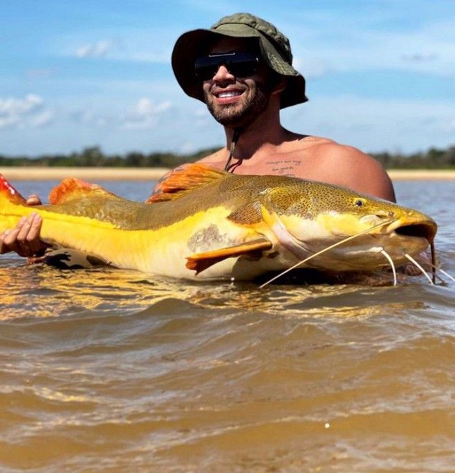 Gusttavo Lima pesca e solta peixe de mais de 30 kg no Rio Araguaia em São Félix do Araguaia  (vídeos)