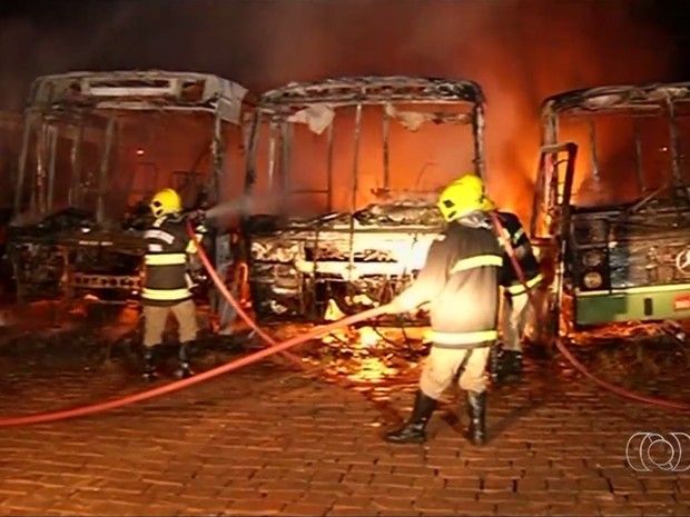 Ônibus e caminhões são incendiados durante onda de ataques em Jataí, GO