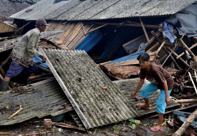 Tsunami mata pelo menos 373 pessoas na Indonesia, diz autoridade