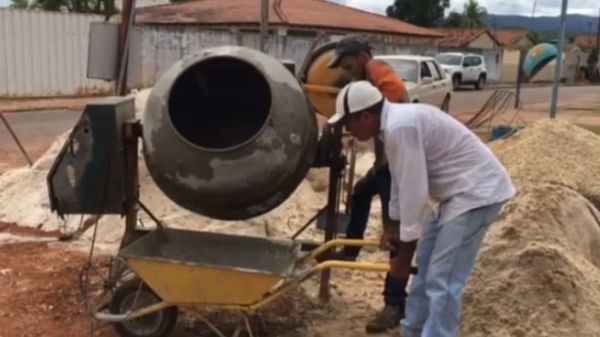Após doar salários, prefeito de Pontal do Araguaia coloca ‘a mão na massa’ para terminar obra
