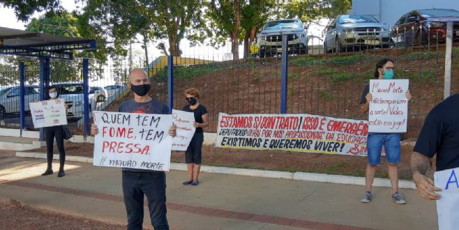 Trabalhadores da educação desempregados protestam em frente ao Palácio Paiaguás